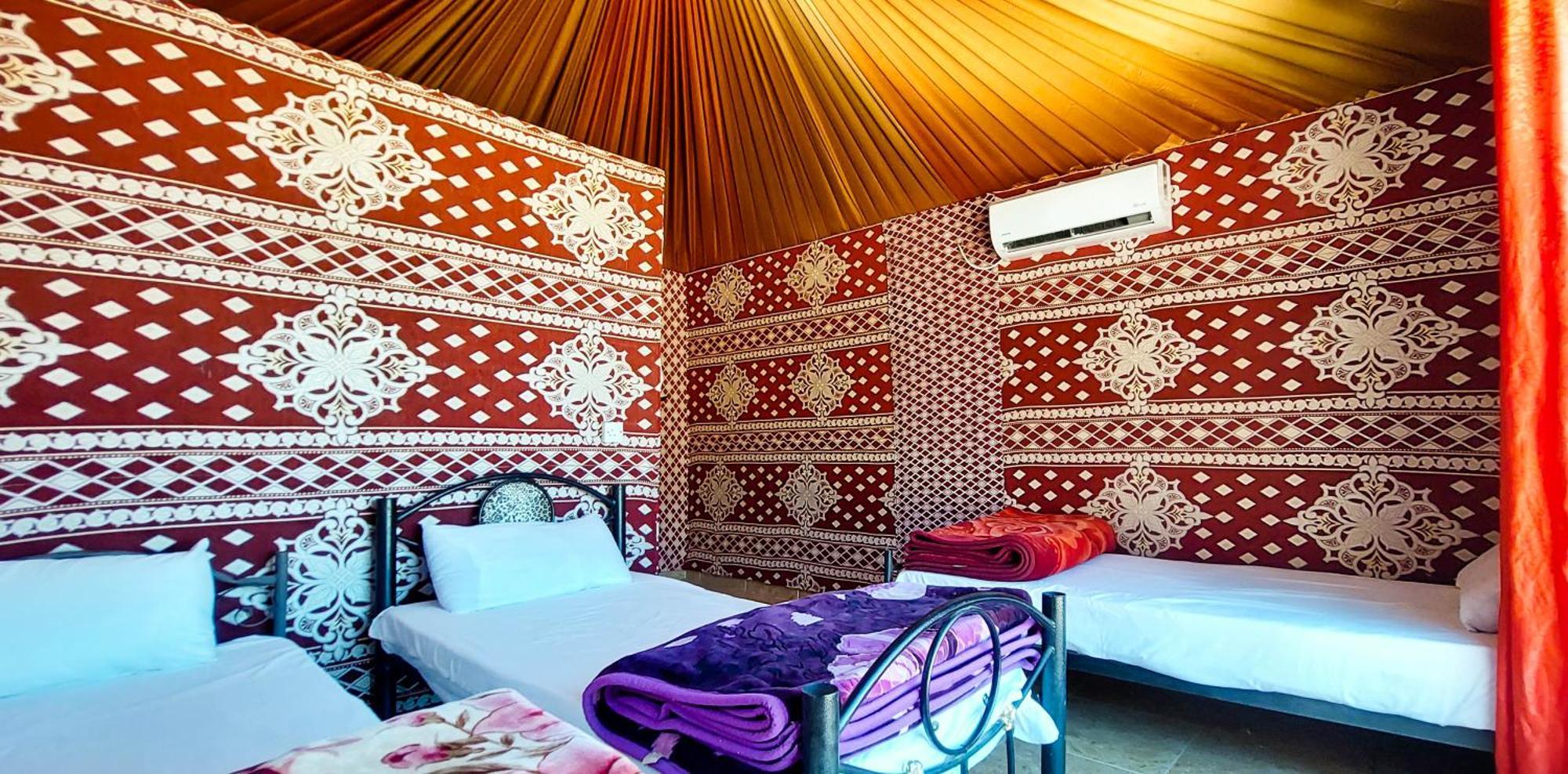 Salman Zwaidh Camp Hotel Wadi Rum Bagian luar foto
