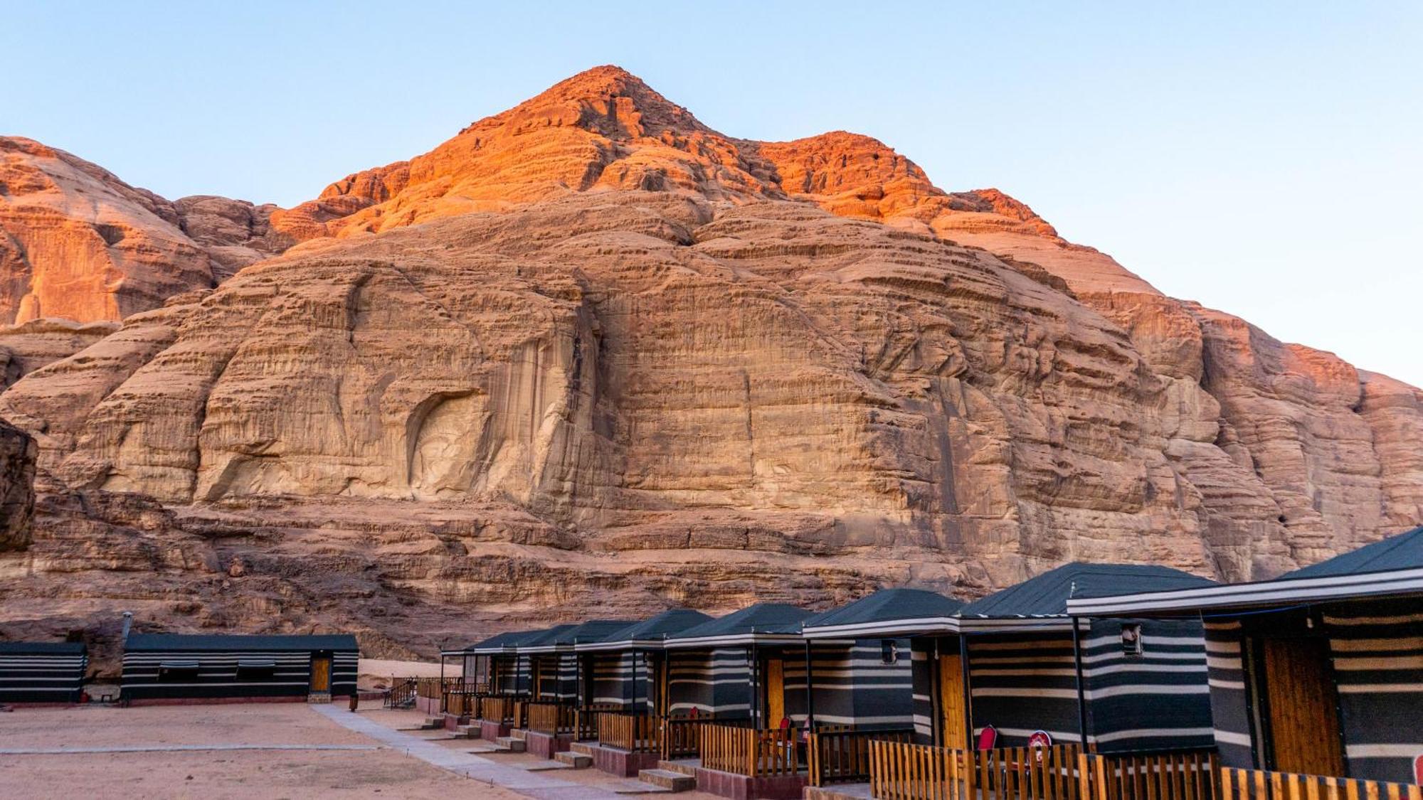 Salman Zwaidh Camp Hotel Wadi Rum Bagian luar foto