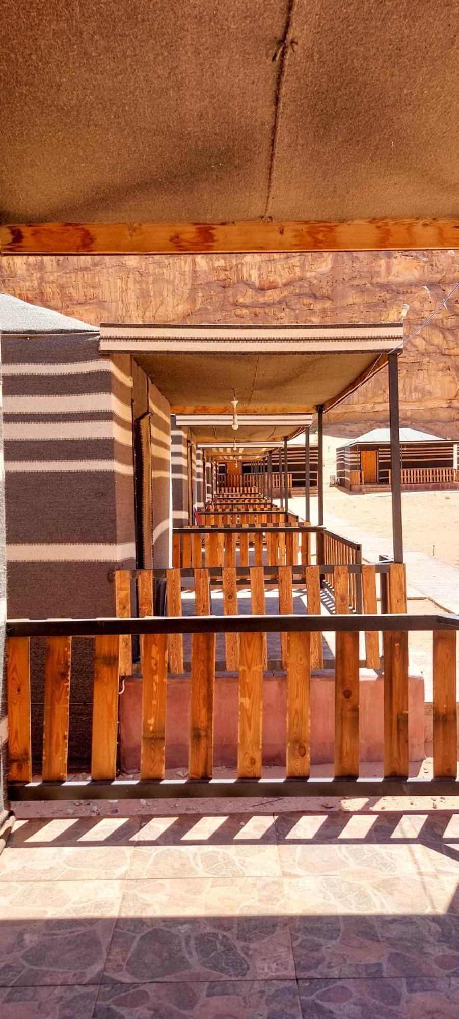 Salman Zwaidh Camp Hotel Wadi Rum Bagian luar foto