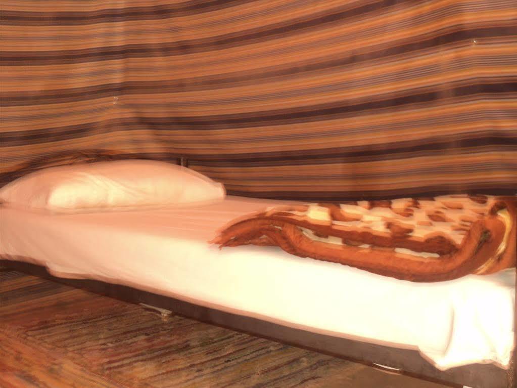 Salman Zwaidh Camp Hotel Wadi Rum Bagian luar foto