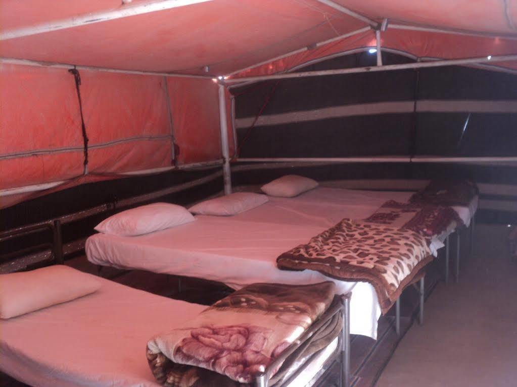 Salman Zwaidh Camp Hotel Wadi Rum Bagian luar foto