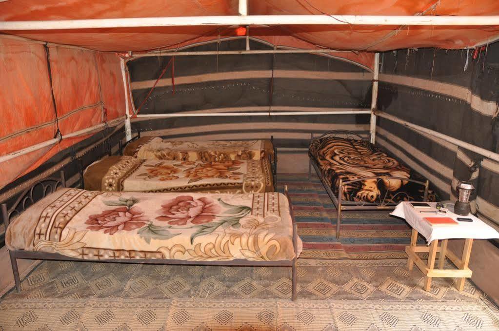Salman Zwaidh Camp Hotel Wadi Rum Bagian luar foto